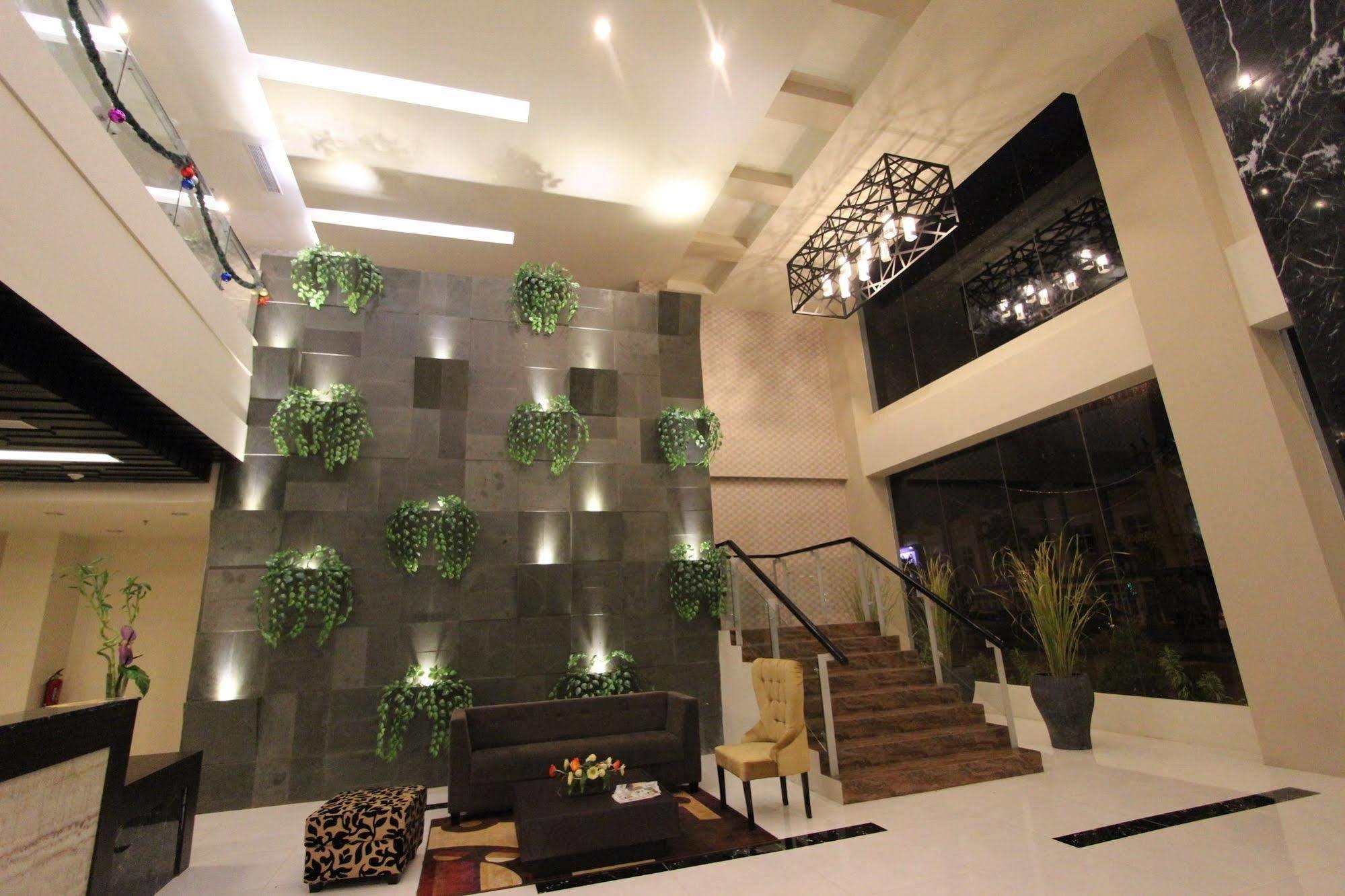 The Sun Hotel Madiun Zewnętrze zdjęcie